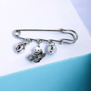 Χειροποίητη ασημένια παραμάνα με στοιχεία: πατουσάκια, πιπίλα και μωράκι με μπιμπερό