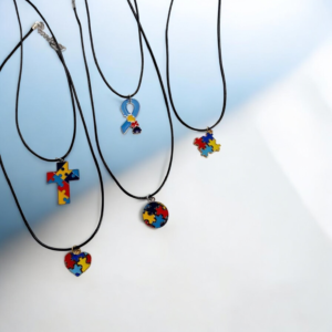 Χειροποίητα κολιέ για την ευαισθητοποιηση του Αυτισμού