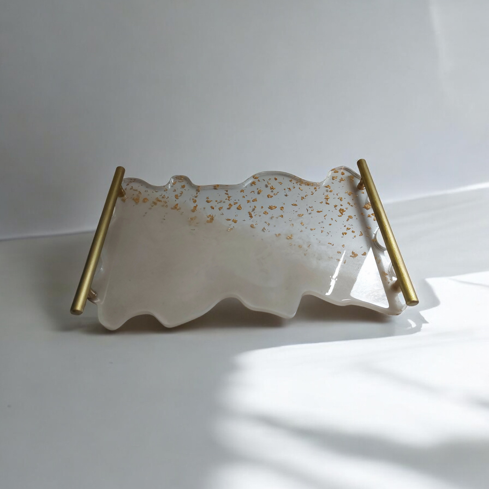 Χειροποίητος δίσκος από υγρό γυαλί σε χρώμα ιβουάρ και φύλλα χρυσού