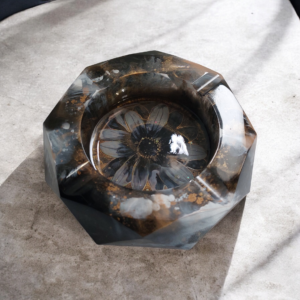 Alternative view of Σταχτοδοχείο από υγρό γυαλί στρογγυλό μαύρο με εφέ μάρμαρου