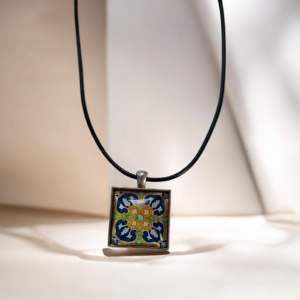 Κολιέ τετράγωνο με υγρό γυαλί και μαύρο κορδόνι
