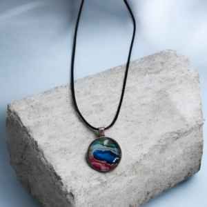 Κολιέ στρογγυλό με υγρό γυαλί και μαύρο κορδόνι