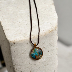 Κολιέ στρογγυλό με υγρό γυαλί και μαύρο κορδόνι