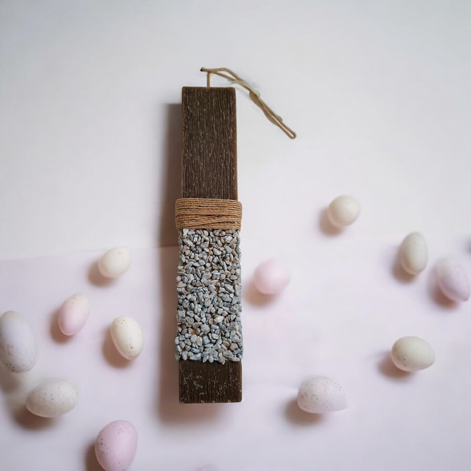 Χειροποίητη λαμπάδα τετράγωνη καφέ με βότσαλα - Image 3