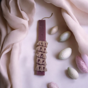 Χειροποίητη λαμπάδα τετράγωνη μωβ με φούντες