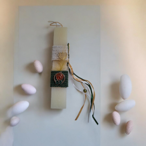 Alternative view of Χειροποίητη λαμπάδα τετράγωνη λευκή με καρδιά και λουλούδι