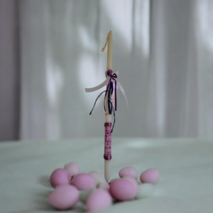 Χειροποίητη λαμπάδα λευκή και μωβ με βραχιόλι μπλε ματάκι