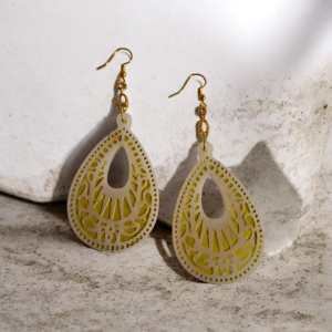 Σκουλαρίκια κρεμαστά οβάλ από υγρό γυαλί εκρού με χρυσό