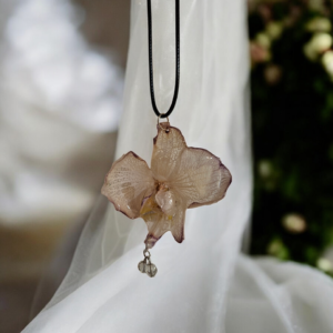 Alternative view of Κολιε λευκή ορχιδέα σε υγρό γυαλί