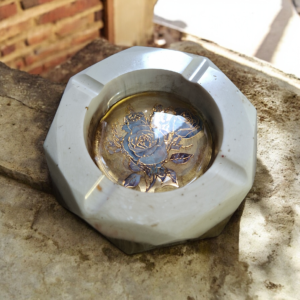 Alternative view of Σταχτοδοχείο από υγρό γυαλί στρογγυλό λευκό με εφέ μάρμαρου