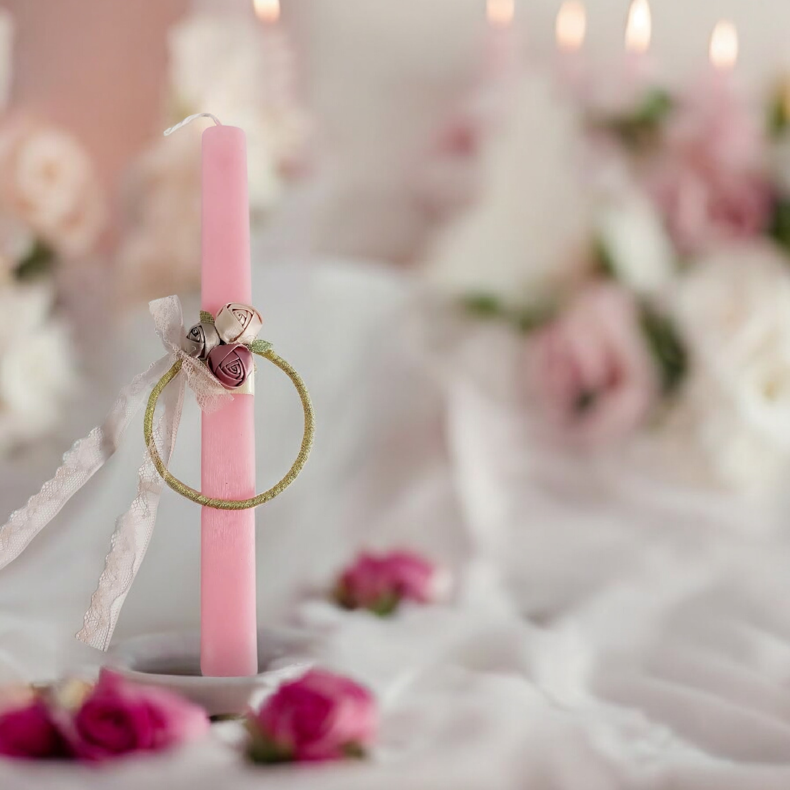 Λαμπάδα ροζ πλατιά με χρυσό κρίκο και λουλούδι