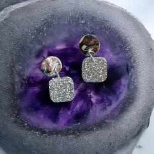 Χειροποίητα σκουλαρίκια από υγρό γυαλί τετράγωνο με ασημένιο κούμπωμα