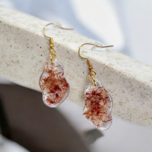 Χειροποίητα σκουλαρίκια από υγρό γυαλί με αποξηραμένα σε καφέ χρώμα