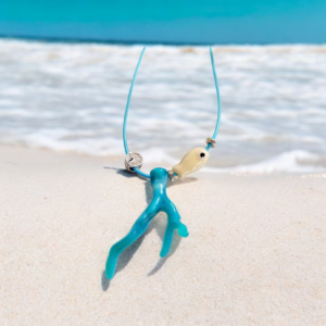 Κολιέ καλοκαιρινό γαλάζιο κοράλλι με λευκό ψαράκι