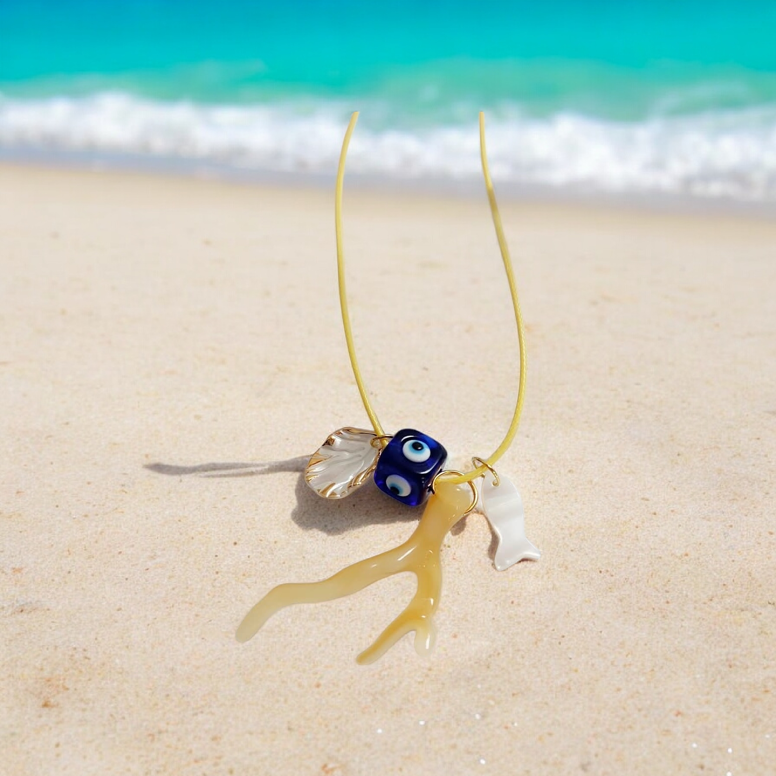 Κολιέ καλοκαιρινό κίτρινο κοράλλι με λευκό ψαράκι μπλε ματάκι και κοχύλι