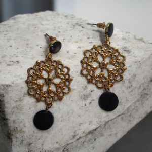 Σκουλαρίκια με μεταλλικό στρογγυλό στοιχείο και υγρό γυαλί μαύρο στρογγυλό