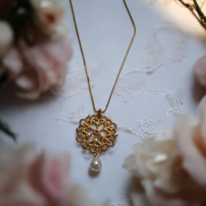 Κολιέ με μεταλλικό στρογγυλό στοιχείο και λευκή πέρλα