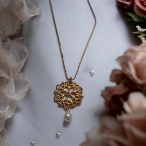 Alternative view of Κολιέ με μεταλλικό στρογγυλό στοιχείο και λευκή πέρλα