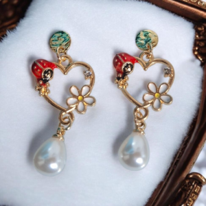 Σκουλαρίκια  μεταλλική καρδιά με πασχαλίτσα μαργαρίτα και λευκή πέρλα