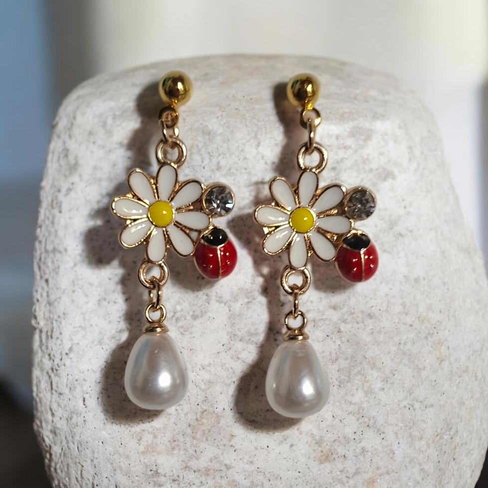 Σκουλαρίκια με λευκή μαργαρίτα πασχαλίτσα και λευκή πέρλα - Image 4