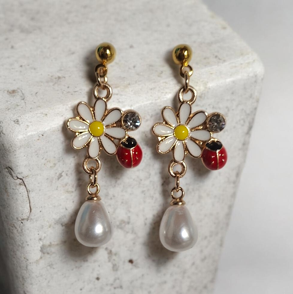 Σκουλαρίκια με λευκή μαργαρίτα πασχαλίτσα και λευκή πέρλα