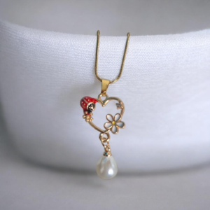 Κολιέ με μεταλλική καρδιά με πασχαλίτσα μαργαρίτα και λευκή πέρλα
