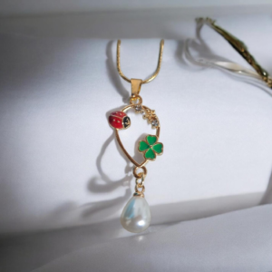 Alternative view of Κολιέ μεταλλικό οβάλ με πασχαλίτσα και πράσινο τριφύλλι