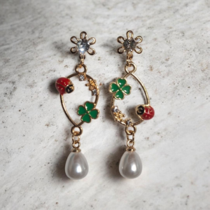 Κρεμαστά σκουλαρίκια με πασχαλίτσα και πράσινο τριφύλλι