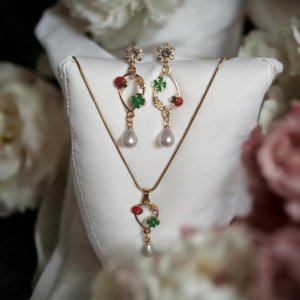 Σετ κολιέ μεταλλικό οβάλ  και κρεμαστά σκουλαρίκια με πασχαλίτσα και πράσινο τριφύλλι