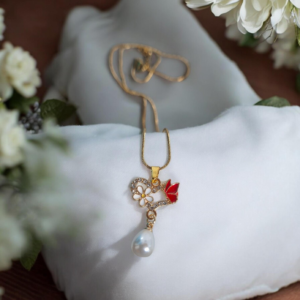 Κολιέ μεταλλικό καρδιά με πεταλούδα κόκκινη λευκή μαργαρίτα και πέρλα