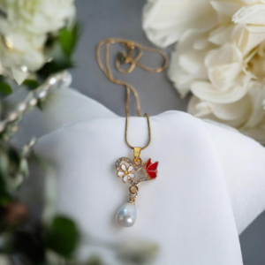 Alternative view of Κολιέ μεταλλικό καρδιά με πεταλούδα κόκκινη λευκή μαργαρίτα και πέρλα