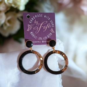 Χειροποίητα κρεμαστά σκουλαρίκια από υγρό γυαλί.