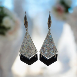 Χειροποίητα κρεμαστά σκουλαρίκια από υγρό γυαλί.