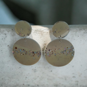 Χειροποίητα κρεμαστά σκουλαρίκια από υγρό γυαλί. Στρογγυλά λευκό με ασήμι