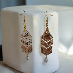 Χειροποίητα κρεμαστά σκουλαρίκια από υγρό γυαλί.