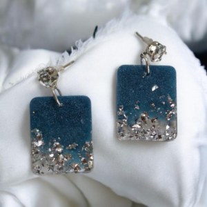 Alternative view of Χειροποίητα κρεμαστά σκουλαρίκια από υγρό γυαλί. Γαλάζιο με φύλλα ασημιού