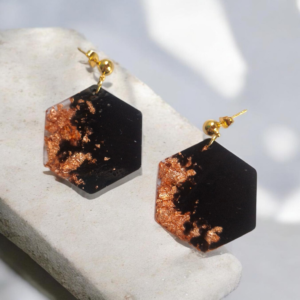 Alternative view of Χειροποίητα κρεμαστά σκουλαρίκια εξάγωνα μαύρο με φύλλα χαλκού