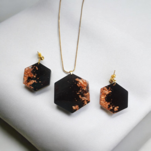 Χειροποίητο σετ κρεμαστά σκουλαρίκια  και κολιέ εξάγωνα μαύρο με φύλλα χαλκού