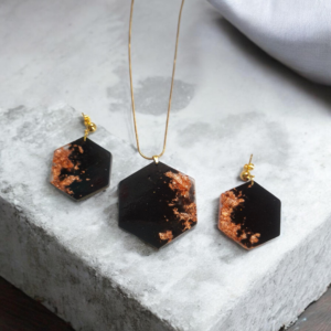 Alternative view of Χειροποίητο σετ κρεμαστά σκουλαρίκια  και κολιέ εξάγωνα μαύρο με φύλλα χαλκού