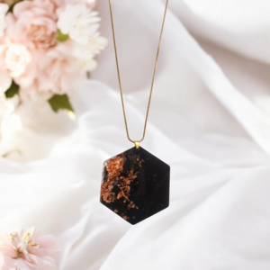 Alternative view of Χειροποίητο κολιέ  από υγρό γυαλί εξάγωνο μαύρο με φύλλα χαλκού